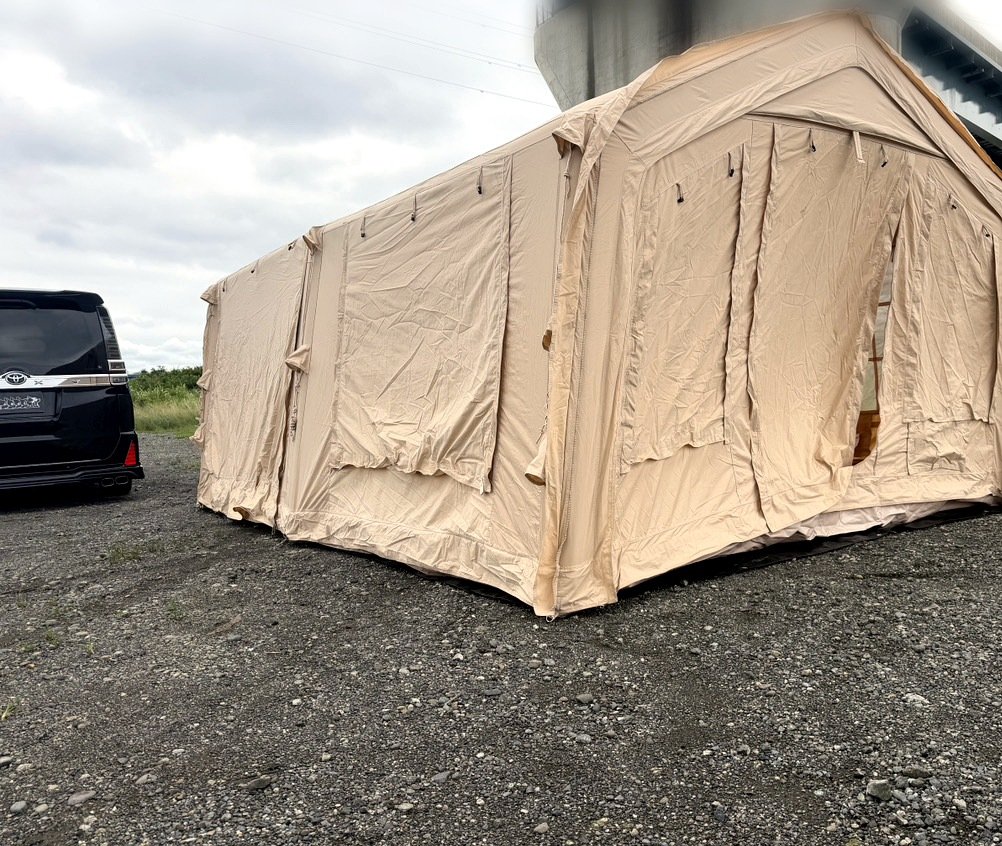 設営したテントの全体像。左手前に車が見える