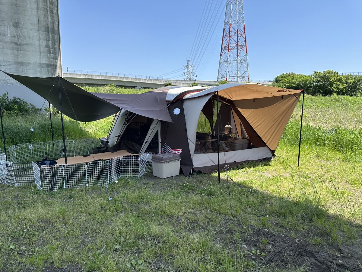 川辺のキャンプ場に張ったテントとタープ