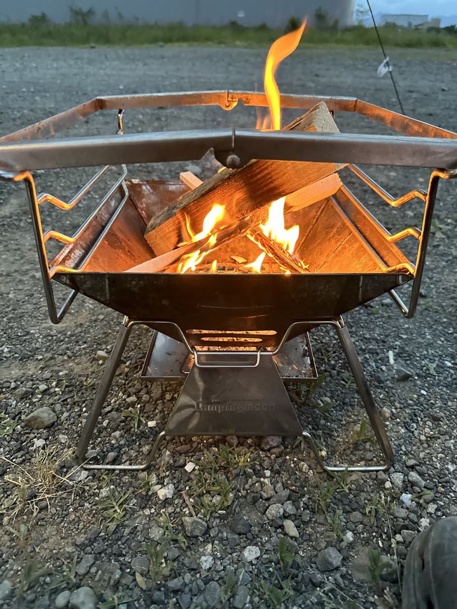 夕暮れのキャンプ場で燃える焚き火