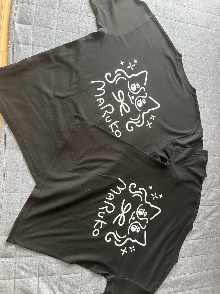 まる子のイラストが入った黒いオリジナルTシャツ2枚
