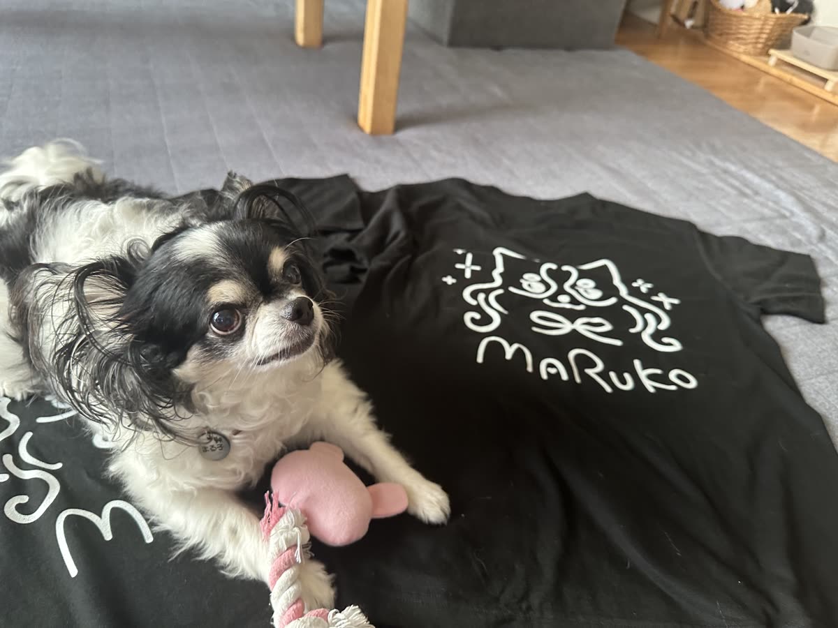 MARUKOロゴのTシャツとまる子