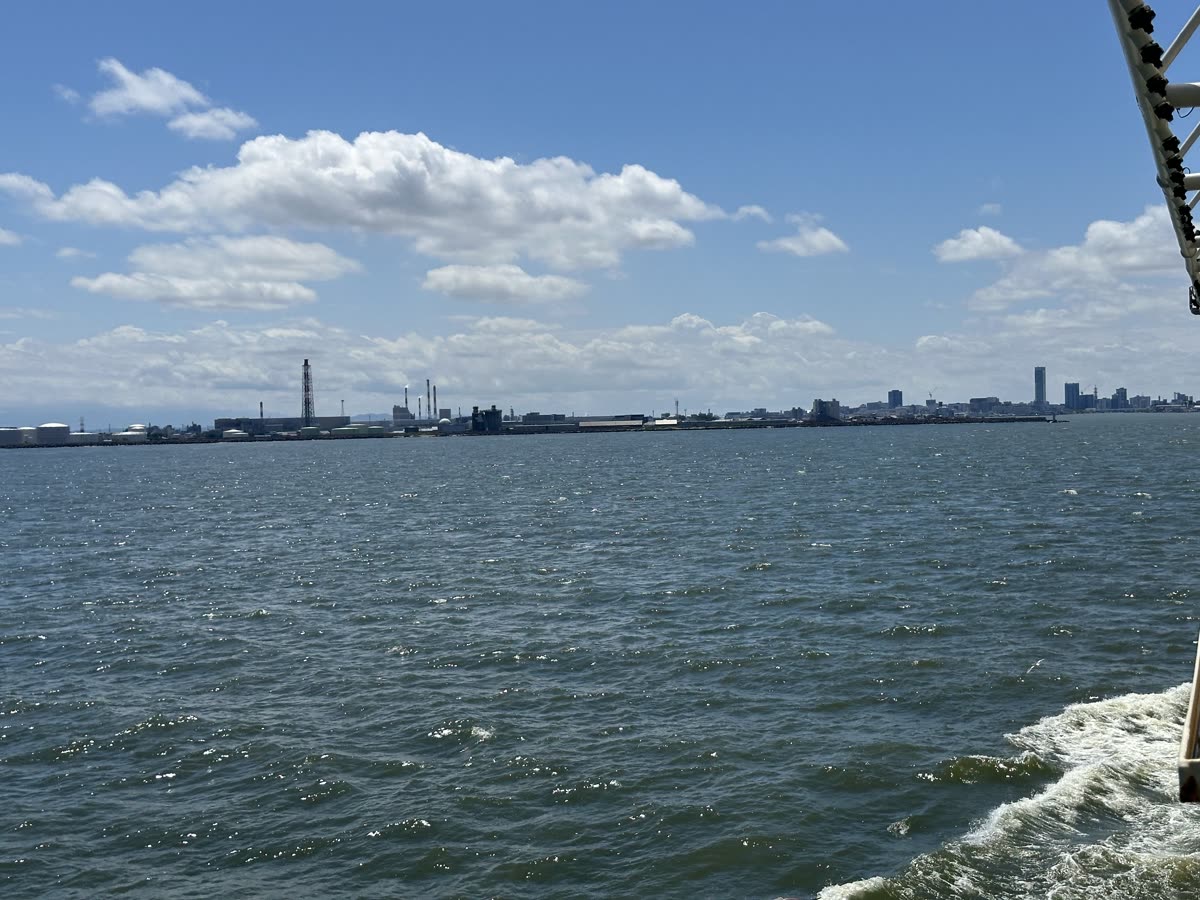 船から見えた港と海の景色