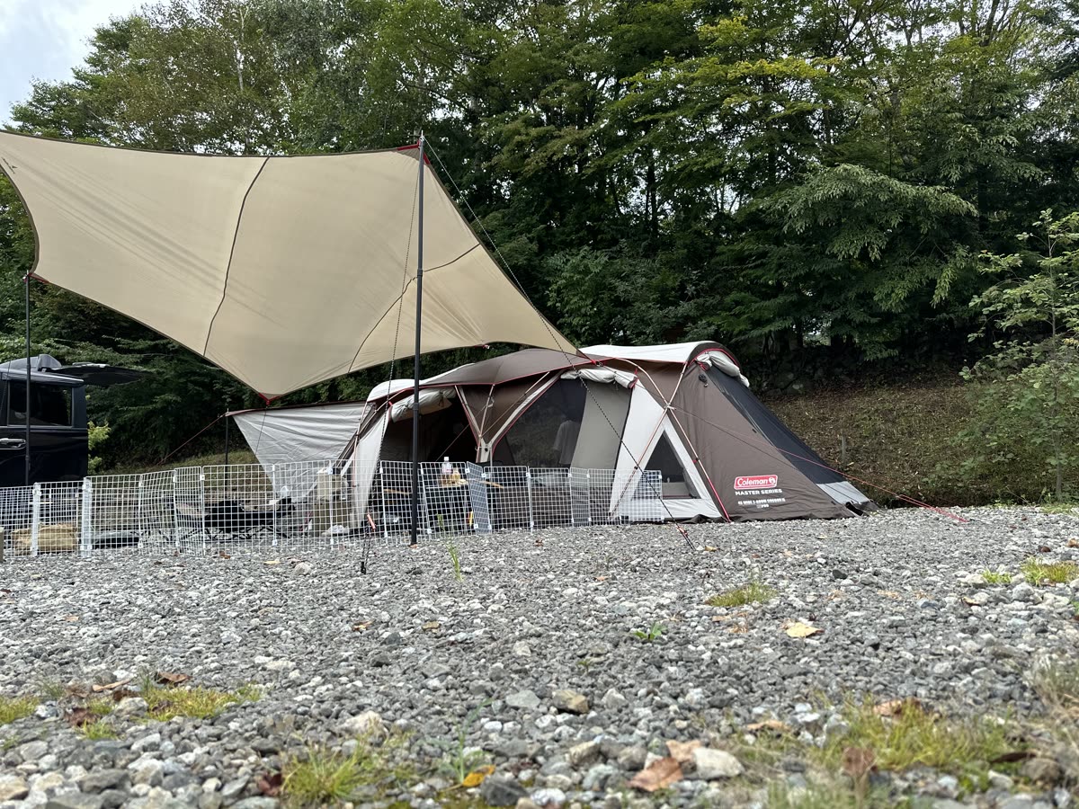 山あいのキャンプ場に張ったテントとタープ
