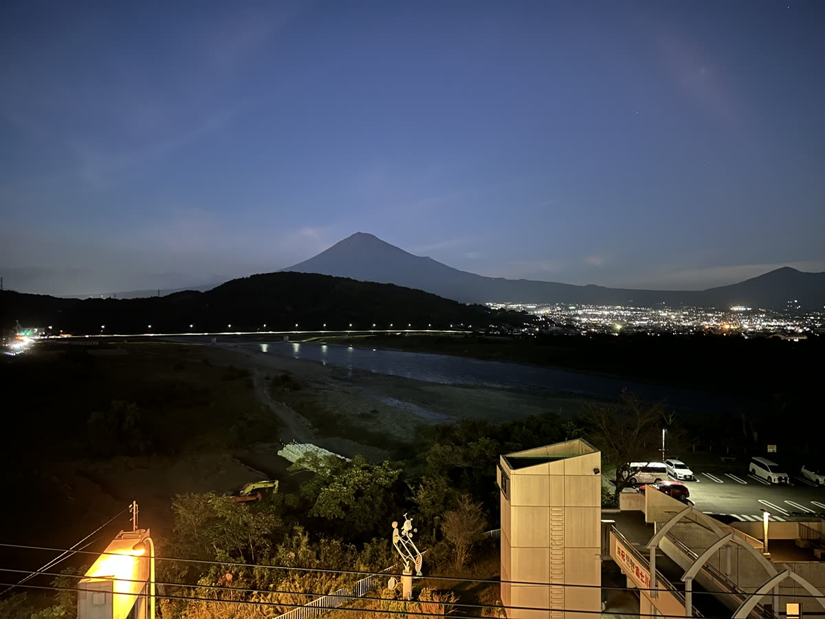 夕暮れの富士山と街の夜景