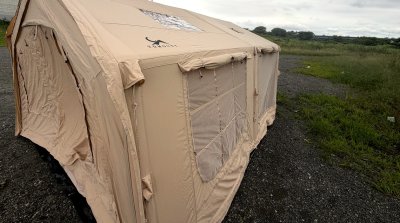 設営したエアテント